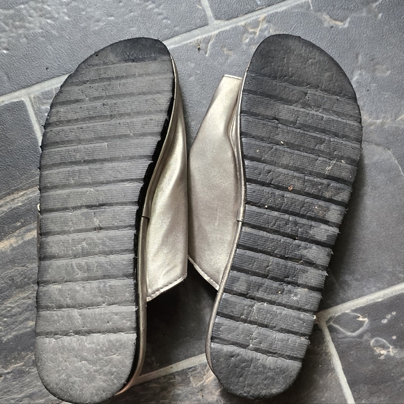 3 for $20 💕 10 inch heel to toe sandals - Picture 3 of 3